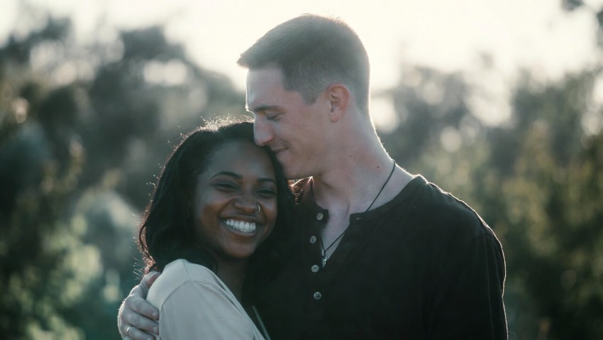 Ett lyckligt par p&aring; en romantisk dejt utomhus. Uppt&auml;ck den sp&auml;nnande kemin i att dejta utl&auml;ndska tjejer!