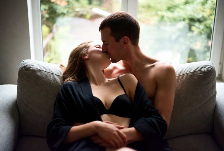 Par kysser sig passionerat hemma &ndash; &auml;kta m&ouml;ten via sex dejting
