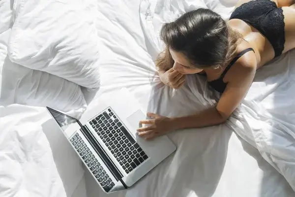 kvinna sökes, par ligger i sängen och kramar varandra efter en sexdate