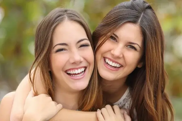 två kvinnor vänner skrattar