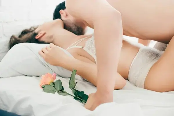 Sexigt par i underkläder som kysser varandra