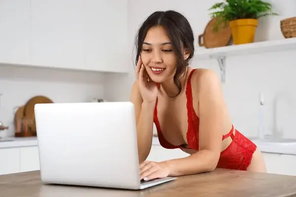 sexig tjej med en bärbar dator