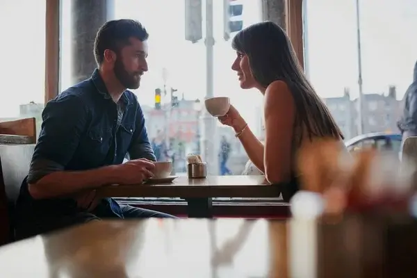 ögonkontakt mellan en kille och en tjej på ett café